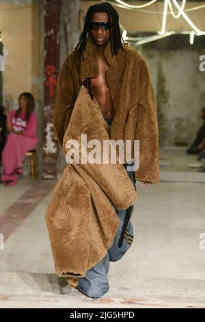 Paris, Frankreich. 07.. Juli 2022. VETEMENTS Spring 2023 bereit, Laufsteg während der Paris Fashion Week zu tragen. Paris, Frankreich. 07/07/2022 Credit: dpa/Alamy Live News Stockfoto