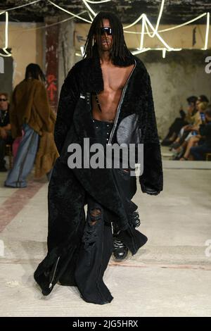 Paris, Frankreich. 07.. Juli 2022. VETEMENTS Spring 2023 bereit, Laufsteg während der Paris Fashion Week zu tragen. Paris, Frankreich. 07/07/2022 Credit: dpa/Alamy Live News Stockfoto