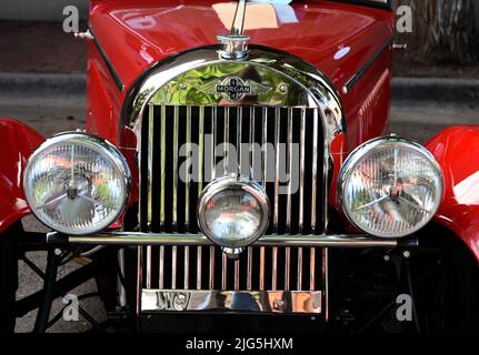 Der Frontgrill eines seltenen Morgan Plus 4-Sportwagens aus dem Jahr 1952, hergestellt in Großbritannien, wird auf einer Automobilausstellung in Santa Fe, New Mexico, ausgestellt. Stockfoto