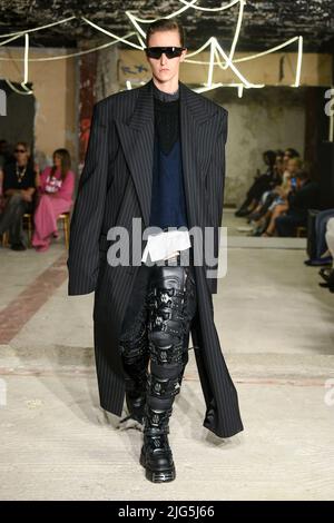 Paris, Frankreich. 07.. Juli 2022. VETEMENTS Spring 2023 bereit, Laufsteg während der Paris Fashion Week zu tragen. Paris, Frankreich. 07/07/2022 Credit: dpa/Alamy Live News Stockfoto