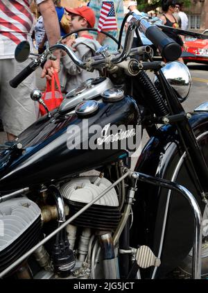 Eine kleine amerikanische Flagge fliegt von einem alten Indian Chief-Motorrad aus dem Jahr 1947, das auf einer Automobilausstellung am 4. Juli in Santa Fe, New Mexico, ausgestellt wurde. Stockfoto