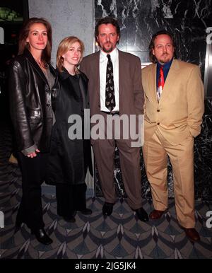 Apr 19, 1999 - New York, New York, USA - Schauspieler AIDAN QUINN mit Bruder PAUL und JULIA ROBERTS mit Schwester LISA. Die New Yorker Filmpremiere von Paul Quinns „This is My Father“, einer einzigartigen persönlichen Zusammenarbeit zwischen dem Erstautor und Regisseur Paul Quinn und seinen Brüdern Aidan und Declan. Diese Romantikdrama Stars, Moya Farrelly, Stephen Rea, John Cusack, Colm Meaney Und Bredan Gleeson. (Kreditbild: © J. Bevins/Globe Photos via ZUMA Wire) Stockfoto