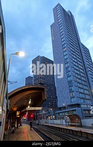 Unite Students Unterkunft, von der Manchester Oxford Road Station in der Dämmerung, Manchester, England, Großbritannien, M1 6FU Stockfoto