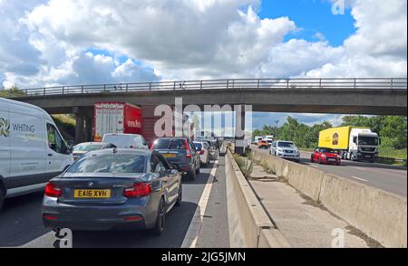 Staus auf den Autobahnen, stationärer Verkehr an Feiertagen in Großbritannien Stockfoto