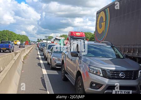 Staus auf den Autobahnen, stationärer Verkehr an Feiertagen in Großbritannien Stockfoto