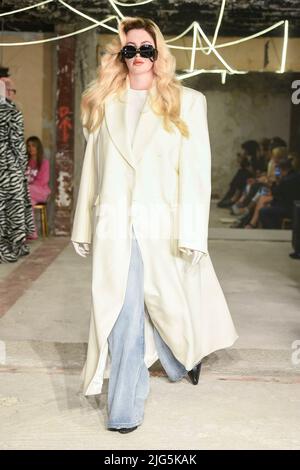 Paris, Frankreich. 07.. Juli 2022. VETEMENTS Spring 2023 bereit, Laufsteg während der Paris Fashion Week zu tragen. Paris, Frankreich. 07/07/2022 Credit: dpa/Alamy Live News Stockfoto