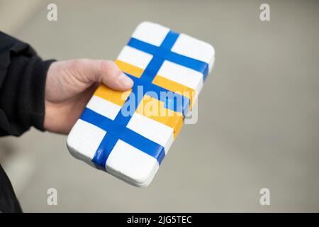 Unbekannter Inhalt des Felds. Postpaket. Unzulässige Prämisse. Physische Beweise. Verbotene Substanzen. Verpackung mit Isolierband. Stockfoto