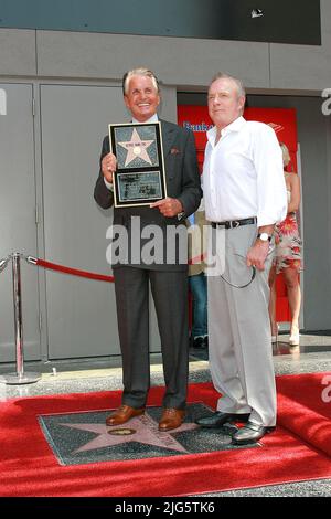 Los Angeles, USA. 12. August 2009. George Hamilton und James Caan bei der Hollywood Chamber of Commerce Ceremony zur Ehrung von George Hamilton mit dem 88.-Sterne-Stern auf dem Hollywood Walk of Fame am Hollywood Boulevard in Hollywood, CA, 12. August 2009. Foto von Joseph Martinez/Picturelux Credit: PictureLux/The Hollywood Archive/Alamy Live News Stockfoto