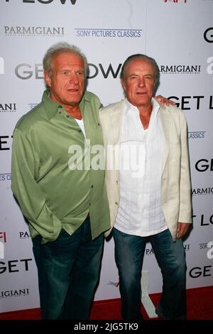 Los Angeles, USA. 27.. Juli 2010. James Caan und Bruder Ronald „Ronnie“ Caan bei der Premiere von „Get Low“ von Sony Pictures Classics. Ankünfte im AMPAS Samuel Goldwym Theater in Beverly Hills, CA, 27. Juli 2010. Foto von Joseph Martinez/PictureLux Kredit: PictureLux/The Hollywood Archive/Alamy Live News Stockfoto