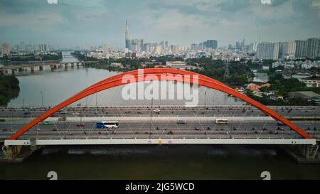 8. Juni 2022: Binh Loi Baum in der Pham Van Dong Straße im Bezirk Binh Thanh, Ho Chi Minh Stadt, Vietnam Stockfoto