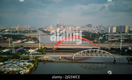 8. Juni 2022: Binh Loi Baum in der Pham Van Dong Straße im Bezirk Binh Thanh, Ho Chi Minh Stadt, Vietnam Stockfoto