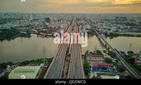 8. Juni 2022: Binh Loi Baum in der Pham Van Dong Straße im Bezirk Binh Thanh, Ho Chi Minh Stadt, Vietnam Stockfoto