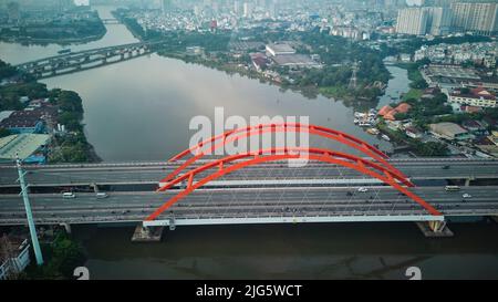 8. Juni 2022: Binh Loi Baum in der Pham Van Dong Straße im Bezirk Binh Thanh, Ho Chi Minh Stadt, Vietnam Stockfoto