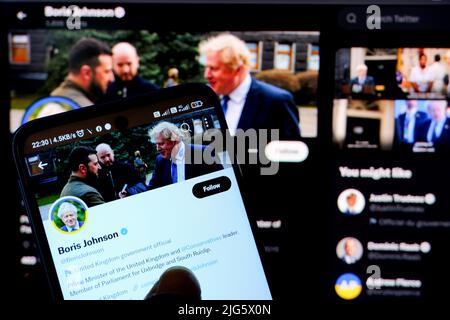 Indien. 07.. Juli 2022. In dieser Fotolabbildung wird die Twitter-Seite des britischen Premierministers Boris Johnson auf einem Smartphone angezeigt. Kredit: SOPA Images Limited/Alamy Live Nachrichten Stockfoto