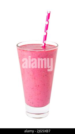 Frischer Beerenmix-Smoothie aus Erdbeeren, Brombeeren, Blaubeeren und Himbeeren in einem hohen Glas auf weißem Hintergrund isoliert Stockfoto