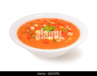 Traditionelle spanische kalte Gazpachosuppe in einer Schüssel auf weißem Hintergrund Stockfoto