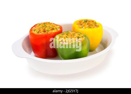 Bunt gebacken mit Käse gefüllte Paprika mit gehacktem truthahn und Gemüse in einem weißen Kasserolle Backen isoliert auf einem weißen Hintergrund Stockfoto