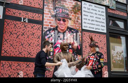 06. Juli 2022, Niedersachsen, Lüchow: Tim (l.) und Ulrich Schröder vom Stones Fan Museum packen bei einer Presseveranstaltung die weltweit erste Bronzestatue des Rolling Stones-Gründers Brian Jones aus. Deutsche Fans sammelten sich für das Denkmal, das 20.000 Euro kostete. Die griechische Künstlerin Sissy Piana entwarf sie, und sie wurde auch in Griechenland gegossen. Das offizielle Jubiläum findet am Mittwoch (12. Juli) statt, als es den offiziellen ersten Auftritt der Stones im Marquee Club in der Oxford Street gab. Foto: Philipp Schulze/dpa Stockfoto