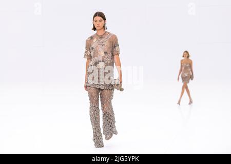 Paris, Frankreich. 07.. Juli 2022. FENDI Haute Couture AW22-23 Start- und Landebahn während der Haute Couture Herbst-Winter 2022/23 am 2022. Juli - Paris, Frankreich. 07/07/2022 Credit: dpa/Alamy Live News Stockfoto