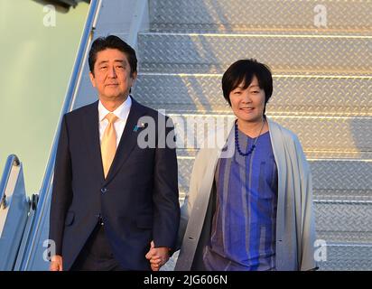 **DATEI FOTO** ehemaliger japanischer PM Shinzo Abe zeigt keine Vitalparameter nach Aufnahme. WEST PALM BEACH, FL - 10. FEBRUAR: Der japanische Premierminister Shinzo Abe und seine Frau Akie Abe kommen am 10. Februar 2017 in West Palm Beach am internationalen Flughafen von Palm Beach an und begleiten ihn US-Präsident Donald J. Trump und seine Frau Melania Trump auf Air Force One. Florida. Dies ist Präsident Donald Trump zum zweiten Mal seit seiner Amtseinführung in Palm Beach. Der Präsident und der Premierminister sollen am Wochenende im Mar-a-Lago Resort Golf spielen und Handelsfragen diskutieren. Cr Stockfoto