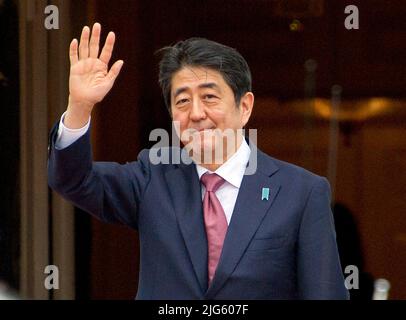 **DATEI FOTO** ehemaliger japanischer PM Shinzo Abe zeigt keine Vitalparameter nach Aufnahme. Shinzo Abe, Premierminister von Japan, kommt am Donnerstag, den 31. März 2016, zum Arbeitsessen der Delegationsleiter beim Gipfel zur nuklearen Sicherheit auf dem South Lawn des Weißen Hauses in Washington, DC, ein. Kredit: Ron Sachs/Pool via CNP/MediaPunch Stockfoto