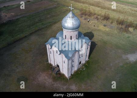 Ein Blick von oben auf die alte Kirche der Verklärung des Erlösers auf Nereditsa am Aprilnachmittag. Umgebung Veliky Nowgorod, Russland Stockfoto
