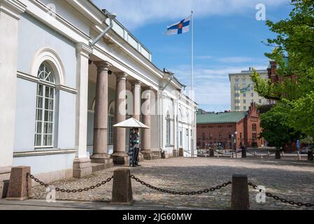 HELSINKI, FINNLAND - JUNI 2017: Am Eingang des alten Gebäudes des Wachhauses an einem sonnigen Junitag Stockfoto