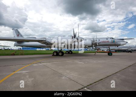 SCHUKOWSKI, RUSSLAND - 20. JULI 2017: Sowjetischer und russischer strategischer Turboprop-Bomber der TU-95MS auf der MAKS-2017-Flugschau Stockfoto