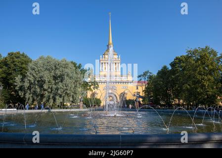SANKT PETERSBURG, RUSSLAND - 25. JULI 2019: Brunnen vor dem Gebäude der Admiralität an einem sonnigen Julitag. Alexander Garden Stockfoto