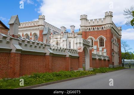 PETRODWOREZ, RUSSLAND - 29. MAI 2021: Fragment der alten kaiserlichen Ställe an einem Maitag. Peterhof Stockfoto