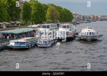 SANKT PETERSBURG, RUSSLAND - 08. JUNI 2022: Vergnügungsschiffe am Stadtpier am Admiraltejskaja-Damm an einem Juninachmittag Stockfoto