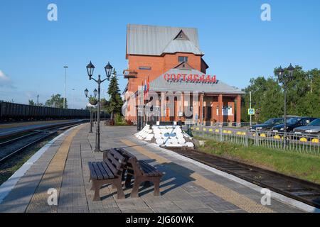 SORTAVALA, RUSSLAND - 11. JUNI 2022: Am Gebäude des Bahnhofs an einem sonnigen Junimorgen Stockfoto