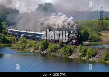 SORTAVALA, RUSSLAND - 11. JUNI 2022: Blick auf den touristischen Retrozug 'Ruskeala Express' an einem Juninachmittag. Umgebung der Stadt Sortavala Stockfoto