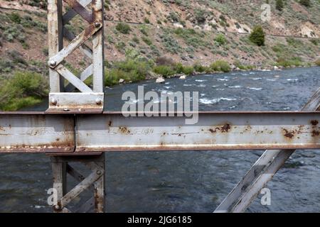 Stahlarbeiten Detail auf einem Parker Pin-verbunden durch Truss Brücke, die den Truckee River bei Boca, Kalifornien überquert. Stockfoto