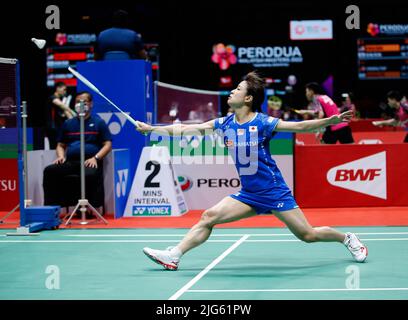 Kuala Lumpur, Malaysia. 07.. Juli 2022. Nozomi Okuhara aus Japan tritt beim dritten Match der Perodua Malaysia Masters 2022 in der Axiata Arena, Bukit Jalil, gegen Phittayaporn Chaiwan aus Thailand an. Nozomi Okuhara Hat Gewonnen, Score 21/16, 21/8. Kredit: SOPA Images Limited/Alamy Live Nachrichten Stockfoto