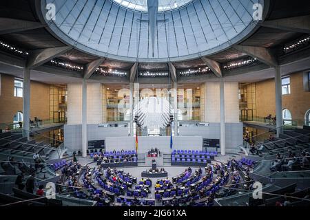 Berlin, Deutschland. 07.. Juli 2022. Parlamentsabgeordnete debattieren in der Plenarsitzung im Deutschen Bundestag. Quelle: Michael Kappeler/dpa/Archivbild/dpa/Alamy Live News Stockfoto
