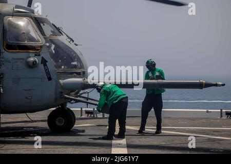 220621-A-EQ028-1118 ARABIAN GULF (21. Juni 2022) während der Flugoperationen an Bord des Expeditionsstützpunktes USS Lewis B. Puller (ESB 3) während der Übung Iron Defender im Arabischen Golf, 21. Juni, führen Seeleute eine Vorfluginspektion mit einem Hubschrauber vom Typ MH-53 Sea Dragon durch, der an die Helicopter Mine Countermeasures (HM) Squadron 15 angeschlossen ist. Iron Defender ist eine jährliche bilaterale Trainingsveranstaltung zwischen dem Central Command der US Naval Forces und den Streitkräften der Vereinigten Arabischen Emirate. Die Übung konzentriert sich auf maritime Sicherheitsoperationen, Minenabwehrmaßnahmen und Hafenverteidigung. (USA Army Photo von SPC Frederick P Stockfoto