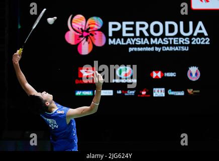 Kuala Lumpur, Malaysia. 07.. Juli 2022. Kento Momota aus Japan tritt im Rahmen des Men's Single Round Three Match der Perodua Malaysia Masters 2022 in der Axiata Arena, Bukit Jalil, gegen Kanta Tsuneyama aus Japan an. Kanta Tsuneyama gewann, Score 21/15, 21/16. (Foto von Wong Fok Loy/SOPA Images/Sipa USA) Quelle: SIPA USA/Alamy Live News Stockfoto