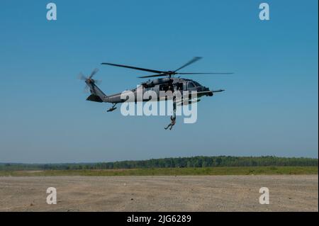 Die Anführer der Luftwaffe beobachten eine Demonstration des 176. Wing, einer Einheit der Luftnationalgarde, während der Führung des DAF-Bürgerführers auf der Joint Base Elmendorf-Richardson, Alaska, am 22. Juni 2022. Der 176.-Flügel ist stark an der zivilen Rettung aus gefährlichen Situationen an abgelegenen Orten Alaskas beteiligt, und die Demonstration zeigt, was die Paraskueschwadronen des 176. Jahrhunderts tun, um ihre Mission zu erfüllen. (USA Luftwaffe Foto von Airman 1. Class Andrew Britten) Stockfoto