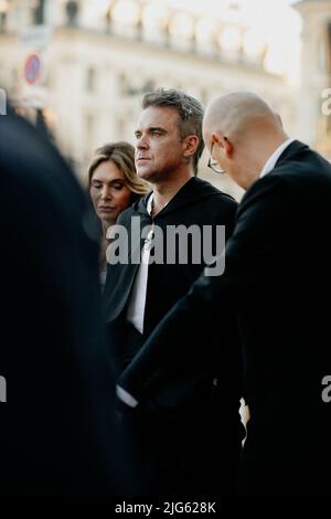 Street Style, Robbie Williams Ankunft in Giambattista Valli Herbst-Winter 2022-2023 Haute Couture Show, statt auf dem Place Vendome, Paris, Frankreich, am 4. Juli 2022. Foto von Marie-Paola Bertrand-Hillion/ABACAPRESS.COM Stockfoto