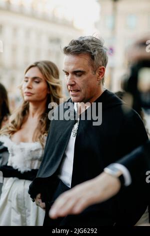 Street Style, Robbie Williams Ankunft in Giambattista Valli Herbst-Winter 2022-2023 Haute Couture Show, statt auf dem Place Vendome, Paris, Frankreich, am 4. Juli 2022. Foto von Marie-Paola Bertrand-Hillion/ABACAPRESS.COM Stockfoto
