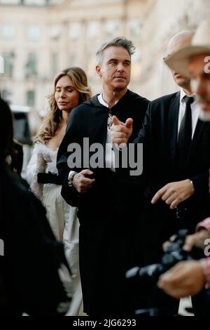 Street Style, Robbie Williams Ankunft in Giambattista Valli Herbst-Winter 2022-2023 Haute Couture Show, statt auf dem Place Vendome, Paris, Frankreich, am 4. Juli 2022. Foto von Marie-Paola Bertrand-Hillion/ABACAPRESS.COM Stockfoto