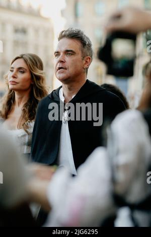 Street Style, Robbie Williams Ankunft in Giambattista Valli Herbst-Winter 2022-2023 Haute Couture Show, statt auf dem Place Vendome, Paris, Frankreich, am 4. Juli 2022. Foto von Marie-Paola Bertrand-Hillion/ABACAPRESS.COM Stockfoto