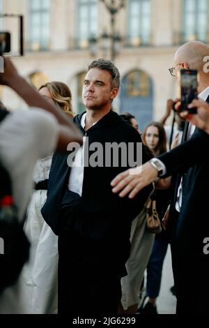 Street Style, Robbie Williams Ankunft in Giambattista Valli Herbst-Winter 2022-2023 Haute Couture Show, statt auf dem Place Vendome, Paris, Frankreich, am 4. Juli 2022. Foto von Marie-Paola Bertrand-Hillion/ABACAPRESS.COM Stockfoto