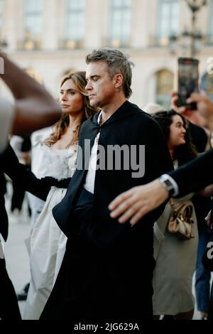 Street Style, Robbie Williams Ankunft in Giambattista Valli Herbst-Winter 2022-2023 Haute Couture Show, statt auf dem Place Vendome, Paris, Frankreich, am 4. Juli 2022. Foto von Marie-Paola Bertrand-Hillion/ABACAPRESS.COM Stockfoto