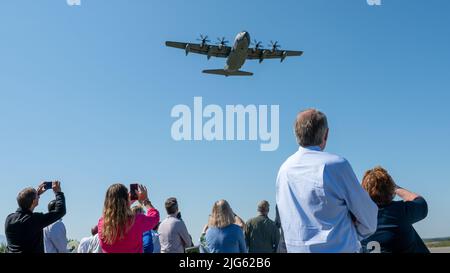 Die Anführer der Luftwaffe beobachten eine Demonstration des 176. Wing, einer Einheit der Luftnationalgarde, während der Führung des DAF-Bürgerführers auf der Joint Base Elmendorf-Richardson, Alaska, am 22. Juni 2022. Der 176.-Flügel ist stark an der zivilen Rettung aus gefährlichen Situationen an abgelegenen Orten Alaskas beteiligt, und die Demonstration zeigt, was die Paraskueschwadronen des 176. Jahrhunderts tun, um ihre Mission zu erfüllen. (USA Luftwaffe Foto von Airman 1. Class Andrew Britten) Stockfoto