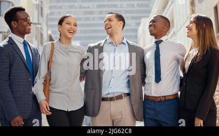 Eine großartige Gruppe von Kollegen. Aufnahme einer Gruppe von Anwälten, die in der Stadt stehen. Stockfoto