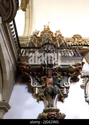 Die Pfeifenorgel im Kloster des Heiligen Michael von Refojos (Sao Miguel de Refojos) wurde 1755 im Barockstil für den Benediktiner-Orden in der Kirche errichtet Stockfoto