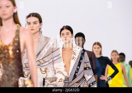 Paris, Frankreich. 07.. Juli 2022. FENDI Haute Couture AW22-23 Start- und Landebahn während der Haute Couture Herbst-Winter 2022/23 am 2022. Juli - Paris, Frankreich. 07/07/2022 Credit: dpa/Alamy Live News Stockfoto