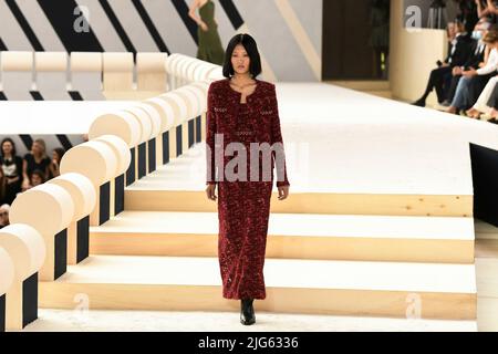 CHANEL Haute Couture AW22-23 Start- und Landebahn während der Haute Couture Herbst-Winter 2022/23 am 2022. Juli - Paris, Frankreich. 05/07/2022 Stockfoto